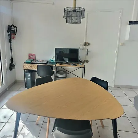 300m De La Plage Apartment *